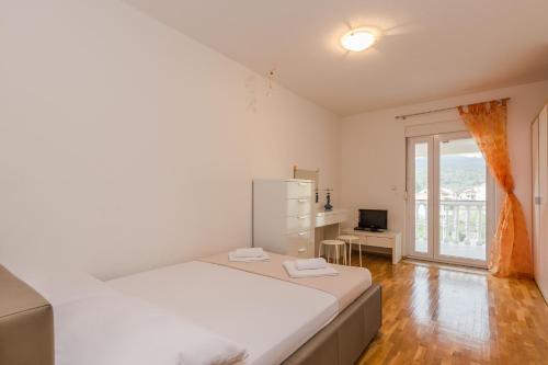 A bed or beds in a room at Apartment Natalie Sea View with 3 Bedrooms and everything is air-conditioned