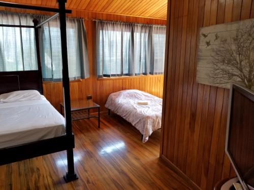 a bedroom with a bed and a bed sqor at Hotel Monte Campana Escazu in San José