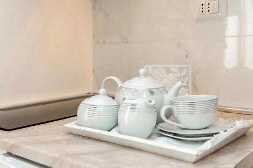 Příslušenství pro přípravu čaje a kávy v ubytování Cristel Apartment - 15 min da Milano