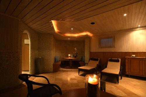 salon z krzesłami i stołem ze świecami w obiekcie Hotel St. Florian - Kaprun w Kaprunie