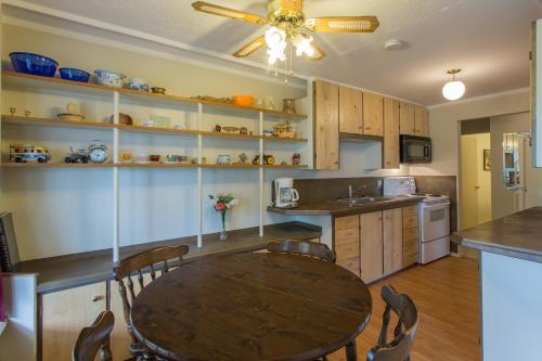 Una cocina con una mesa de madera y un comedor. en Higgin's Inn, en Powell River