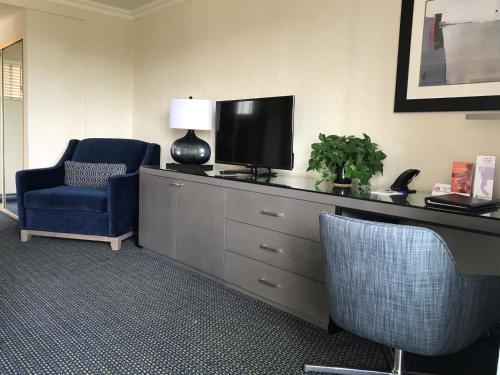 Televisyen dan/atau pusat hiburan di West Beach Inn, a Coast Hotel
