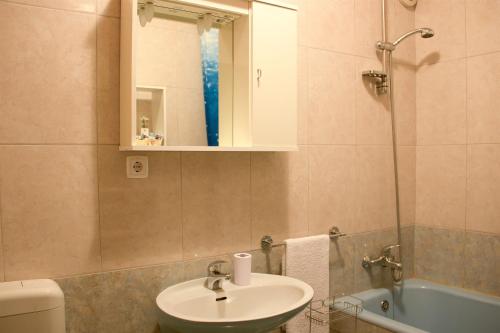 ein Badezimmer mit Waschbecken, Spiegel und Badewanne in der Unterkunft Apartments Marijana in Senj