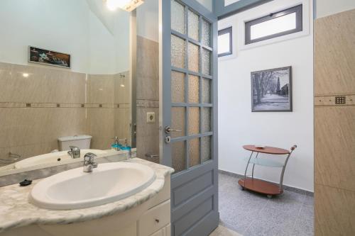 ein Bad mit einem Waschbecken, einem WC und einer Dusche in der Unterkunft À Francos Painting Artist 2 in Porto
