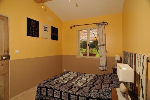 a bedroom with a bed and a window at Gîtes Domaine des Machottes in Grans