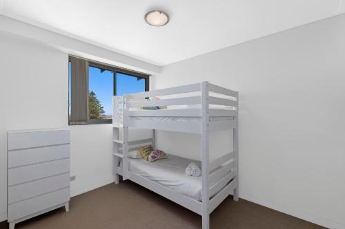 A bunk bed or bunk beds in a room at Coast Apartment 32