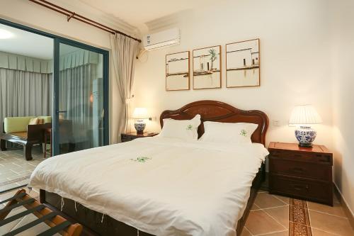 מיטה או מיטות בחדר ב-Huizhou Double Moon Zen Service Apartment
