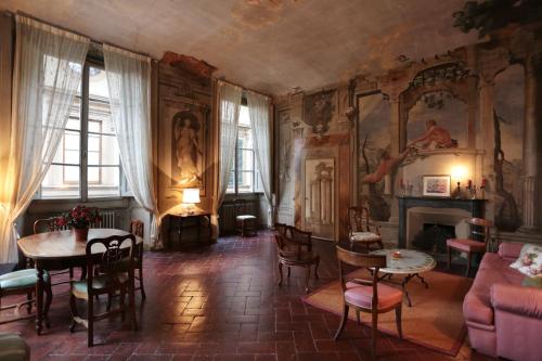 a living room with a couch and a fireplace at Palazzo Niccolini al Duomo Residenza D'Epoca in Florence