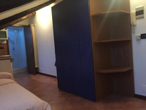 ein Schlafzimmer mit einem Bett und einem blauen Schrank in der Unterkunft Quintino 15 in Turin