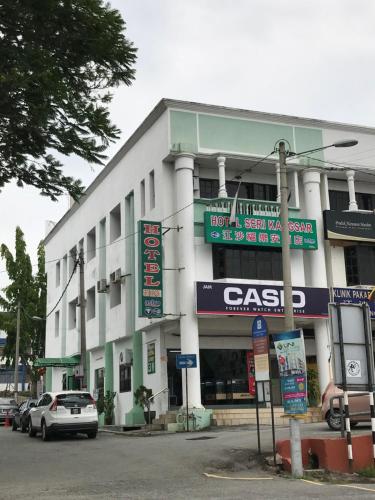 a building with a car parked in front of it at Hotel dan Restoran Seri Kangsar in Kuala Kangsar