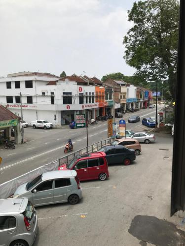 a group of cars parked on a city street at Hotel dan Restoran Seri Kangsar in Kuala Kangsar