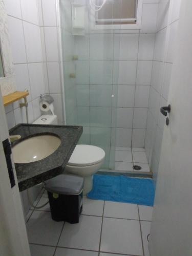 a bathroom with a toilet and a sink and a shower at STUDIO EM FORTALEZA NO CONDOMINIO VILA DE IRACEMA in Fortaleza