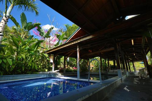 una piscina frente a un edificio con una casa en King's Resort & Spa en Taian