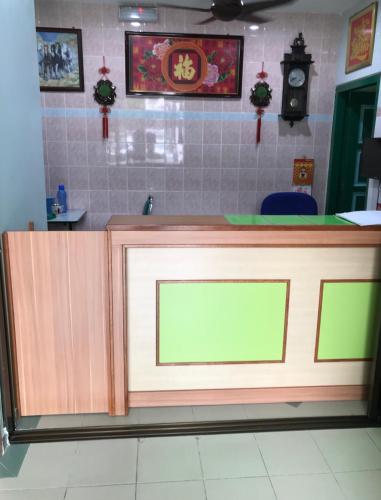 a counter in a restaurant with avertisement forermott at Hotel dan Restoran Seri Kangsar in Kuala Kangsar