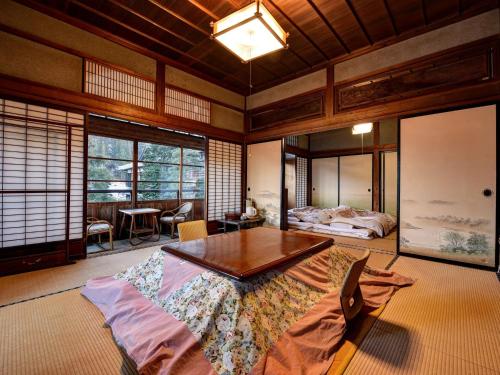 Postel nebo postele na pokoji v ubytování Masuya Ryokan