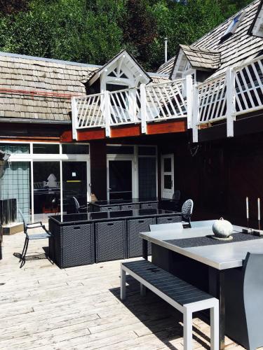 a patio with a white table and a house at Le Solayan in Couledoux