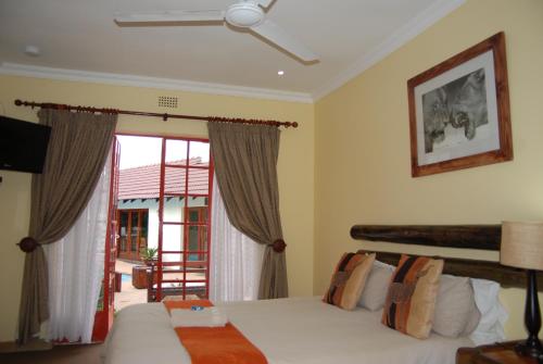 Кровать или кровати в номере Journey's Inn Africa Airport Lodge