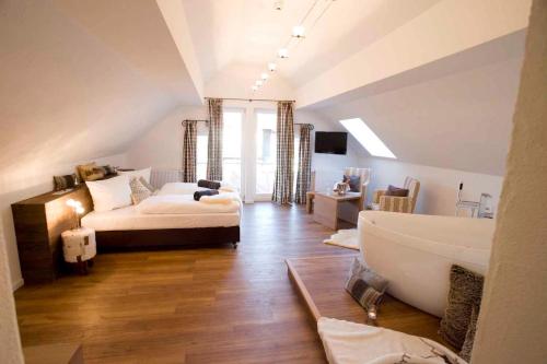 Postel nebo postele na pokoji v ubytování Alpin Lifestyle Hotel Löwen & Strauss