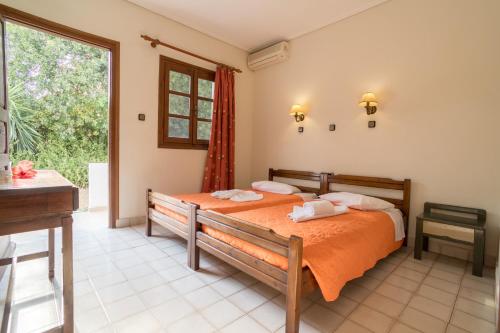 Un pat sau paturi într-o cameră la Ampavris Family Apartments