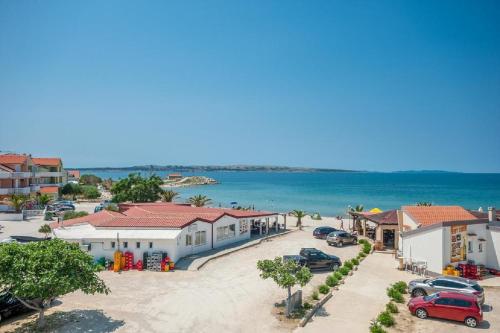 - une vue aérienne sur une ville à côté de l'océan dans l'établissement Marina & Luka, à Povljana