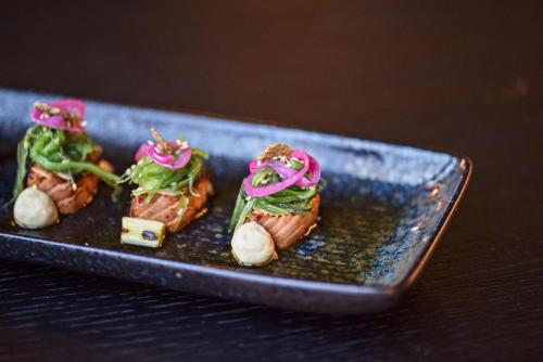 ホテルの敷地内または近くでの食事または食べ物