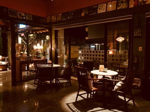 Un comedor con mesas y sillas en un restaurante. en The Deer Head Inn, en Kenting