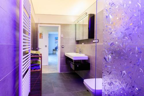 Ett badrum på Apartments Leverkusen City
