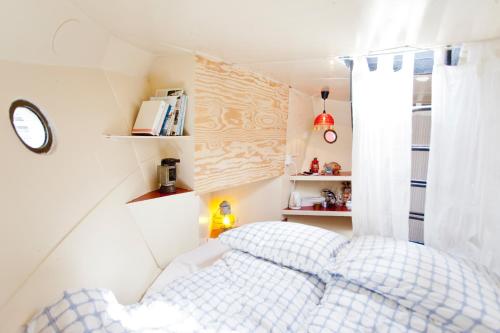 Ein Bett oder Betten in einem Zimmer der Unterkunft Klabauterbett