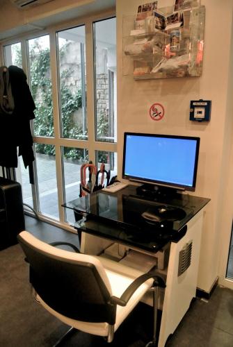 an office with a desk with a computer on it at Town Hotel Wiesbaden - kleines Privathotel in Bestlage in Wiesbaden