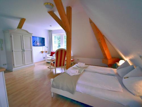 ein Schlafzimmer mit einem Bett und einem Tisch in einem Zimmer in der Unterkunft Ferienwohnung "Zum Postamt" in Binz
