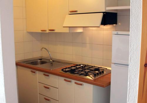 Kuchyň nebo kuchyňský kout v ubytování Tanca Manna Grimaldi