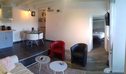 un salon avec un canapé et une table dans l'établissement Le Gîte de Montine proche Puy du Fou, à Chantonnay