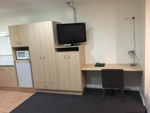 Kuchyň nebo kuchyňský kout v ubytování Lakeview Motor Inn