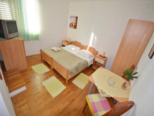 mały pokój z łóżkiem i stołem w obiekcie Apartments & Rooms Boris w Sukošanie