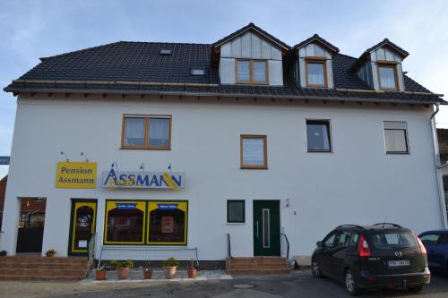 ランゲンブルックにあるPension Assmannの白い建物