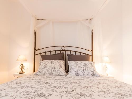 - une chambre avec un grand lit et 2 oreillers dans l'établissement Chalet Sancti Petri, à Chiclana de la Frontera