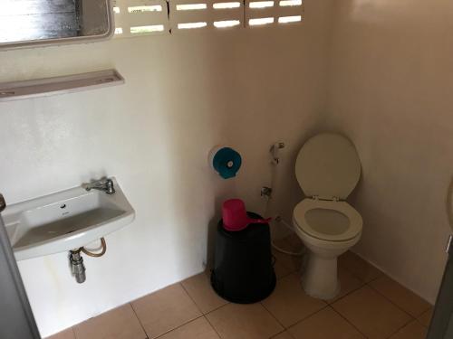 un bagno con un water e un lavandino di Blue Sky Resort a Ko Chang