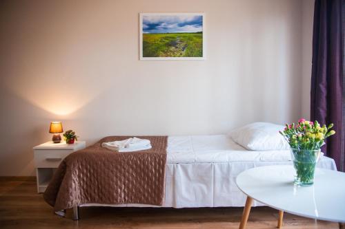 a small room with a bed and a table at Apartamenty Niegocin in Wilkasy