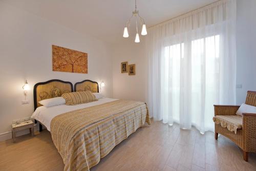 A bed or beds in a room at Angolo Di Boboli