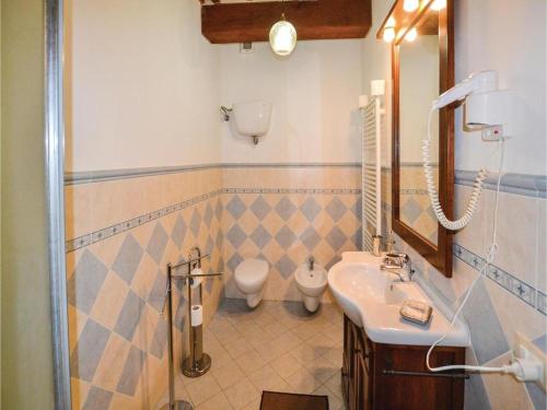 a bathroom with a sink and a toilet at Agriturismo Borgo Del Senatore in Anghiari