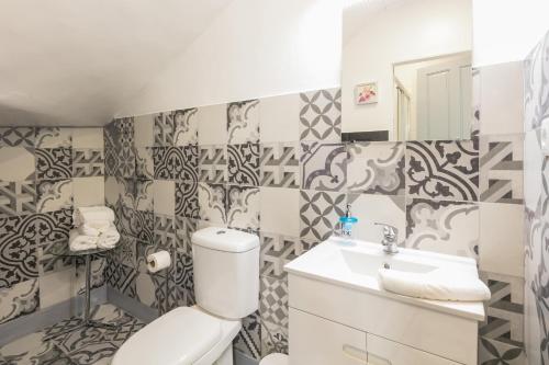 a bathroom with a toilet and a sink at A Francos Burguer Station 2 in Porto