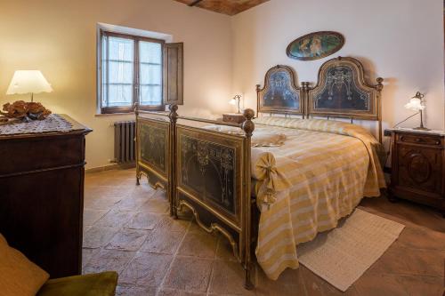 a bedroom with a bed and a dresser at Agriturismo Poggio Istiano in Bagno Vignoni