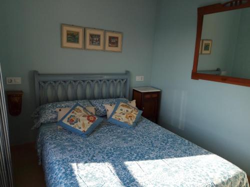 1 dormitorio con 1 cama con 2 almohadas y espejo en Cozy-Elegant, en Alicante