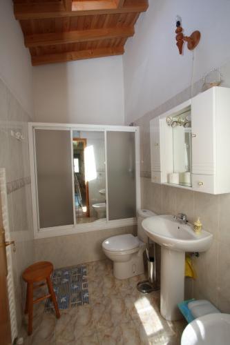 y baño con aseo y lavamanos. en Casa Rural el Huerto, en Solana de Ávila