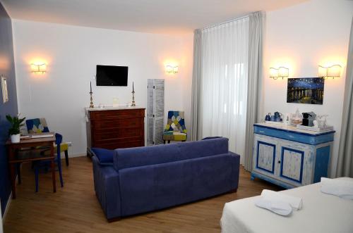 TV a/nebo společenská místnost v ubytování L'Orizzonte Relais Sirolo