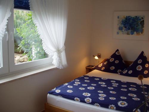 a bedroom with a bed and a window at Fewo Jutta Bönisch in List