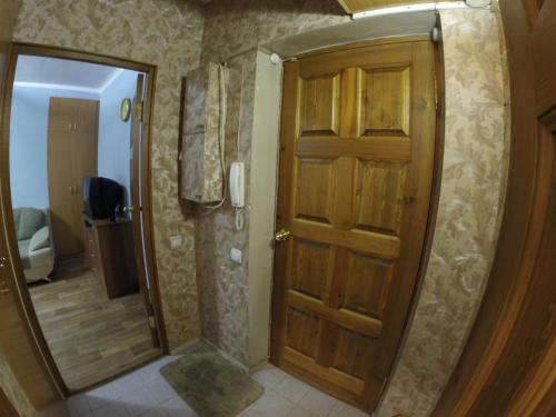 ペルミにあるApartments on Krasnova 25のバスルーム(木製のドア、鏡付)