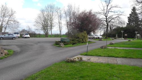 Un jardín fuera de Logis - Hostellerie Le Chatel Nangis