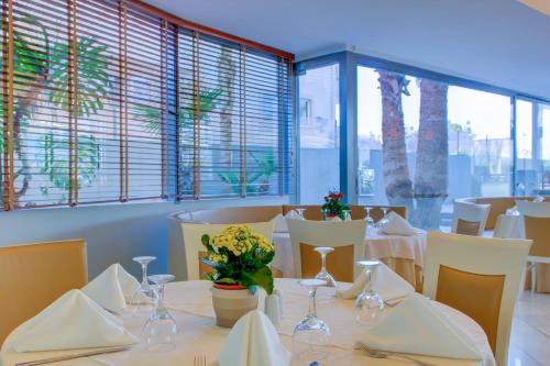 Restaurant ou autre lieu de restauration dans l'établissement Palace Hotel Glyfada