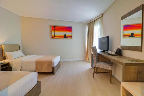 Télévision ou salle de divertissement dans l'établissement Palace Hotel Glyfada